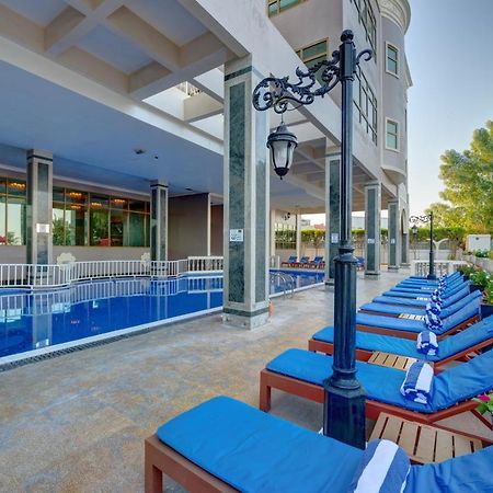 Sahara Beach Resort & Spa Sharjah Exterior foto The pool at the hotel