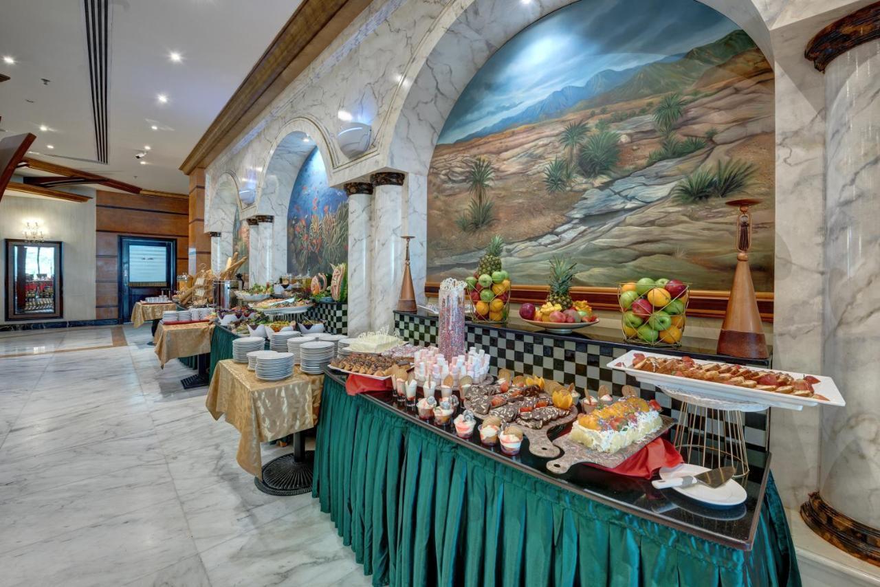 Sahara Beach Resort & Spa Sharjah Exterior foto A buffet at a hotel