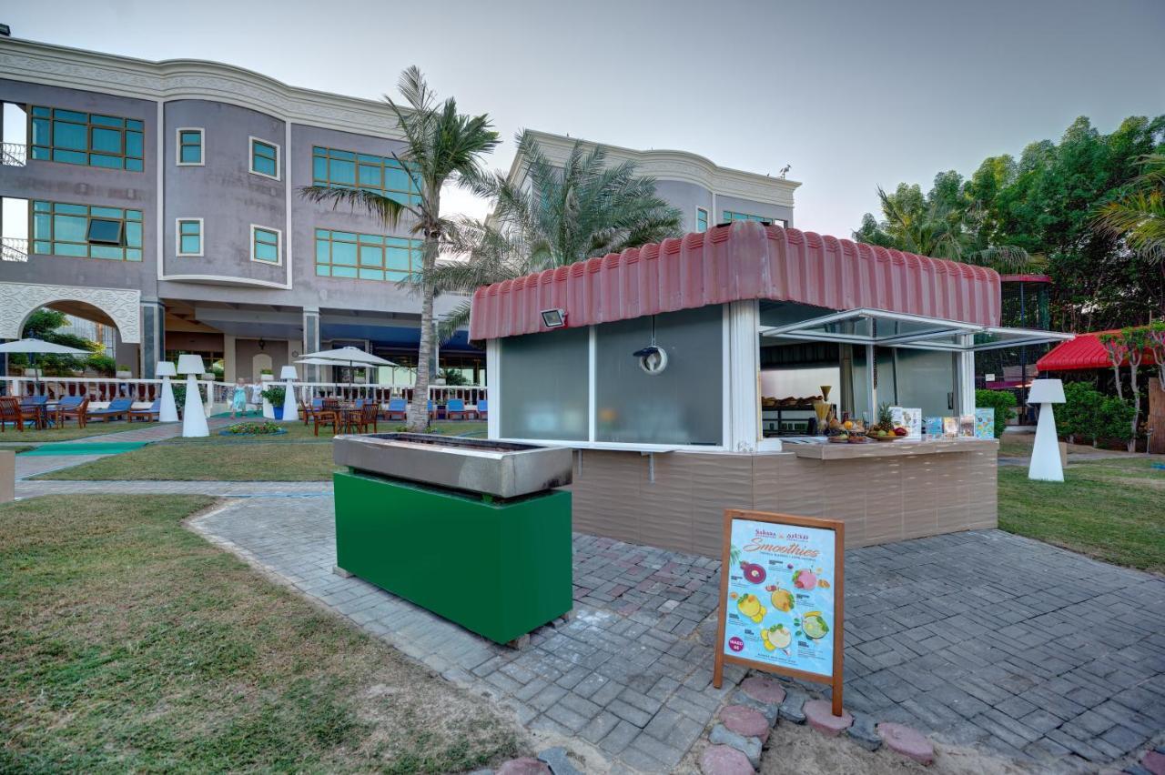 Sahara Beach Resort & Spa Sharjah Exterior foto The swimming pool at the hotel