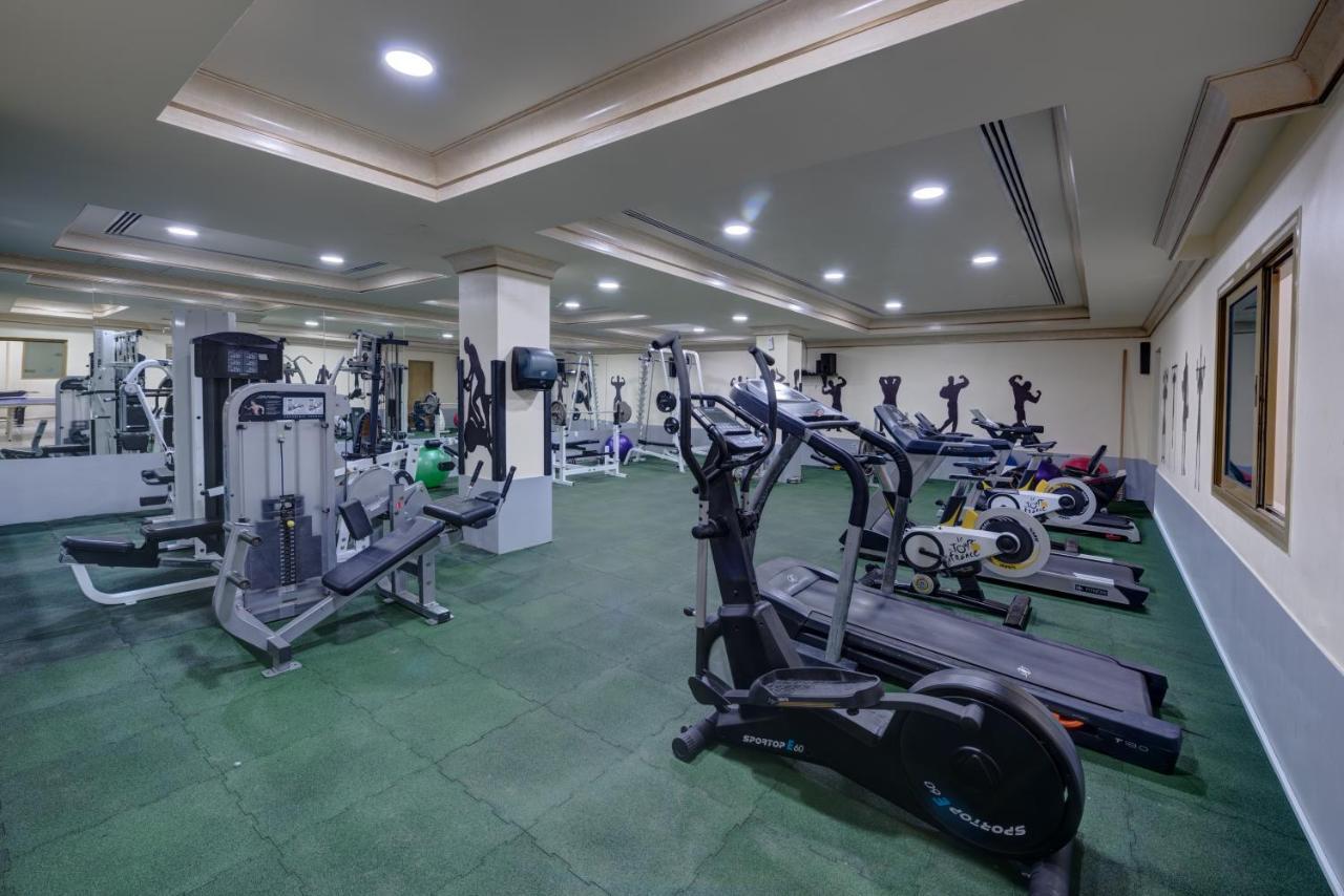 Sahara Beach Resort & Spa Sharjah Exterior foto The gym at the hotel